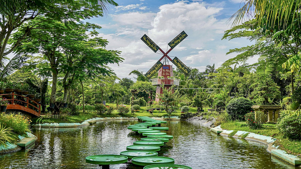 Nhiều đơn vị và khu du lịch gần làng hoa Sa Đéc cung cấp dịch vụ lưu trú với không gian đẹp mắt và mức giá phải chăng